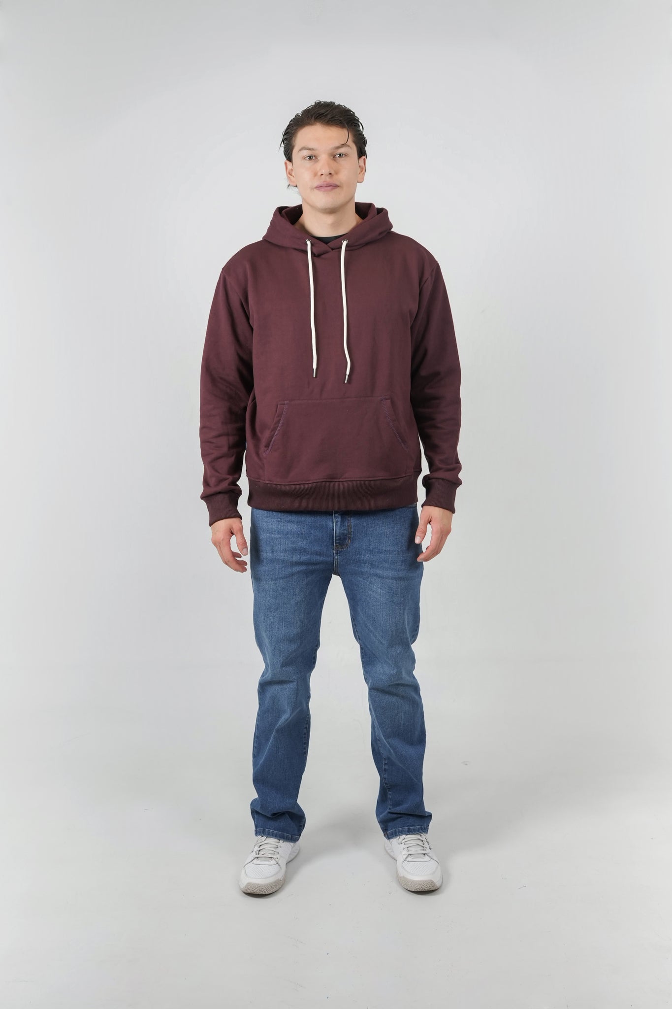 Buzo vinotinto con capota línea esencial