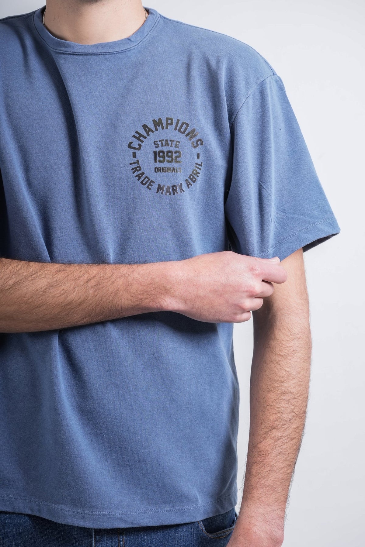 Camiseta azul con estampado para hombre