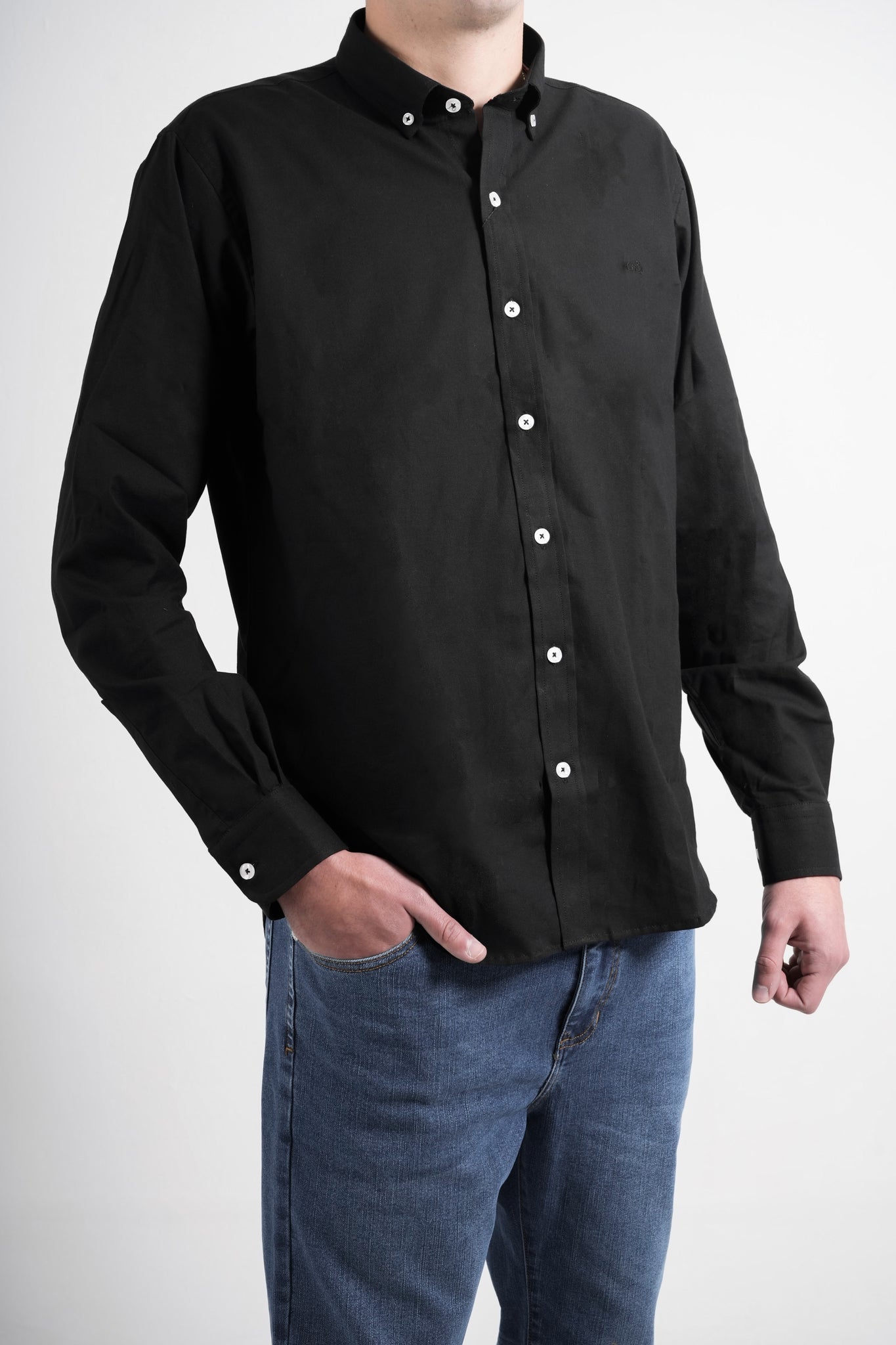Camisa negra para hombre