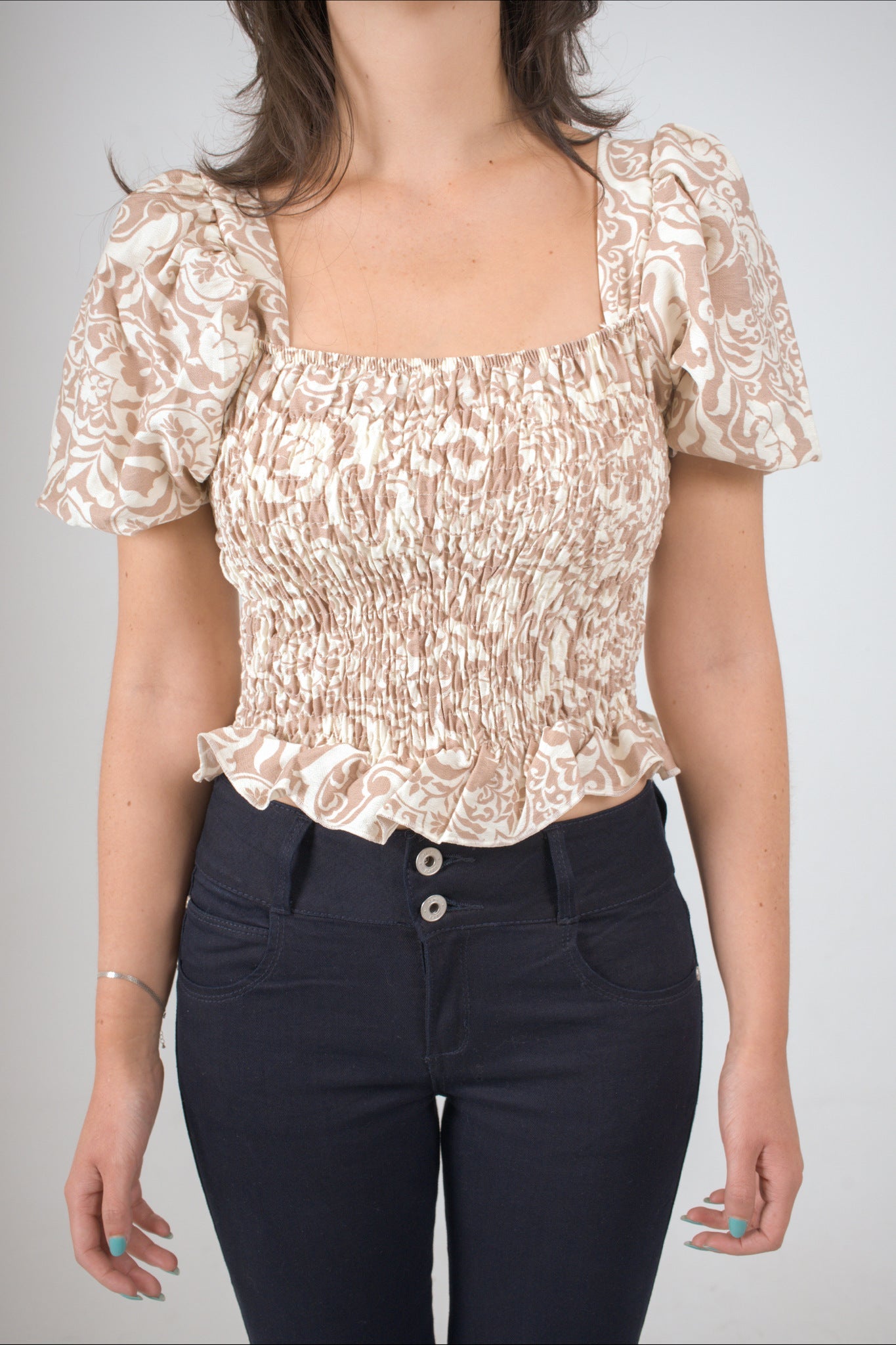 Blusa de flores beige para mujer