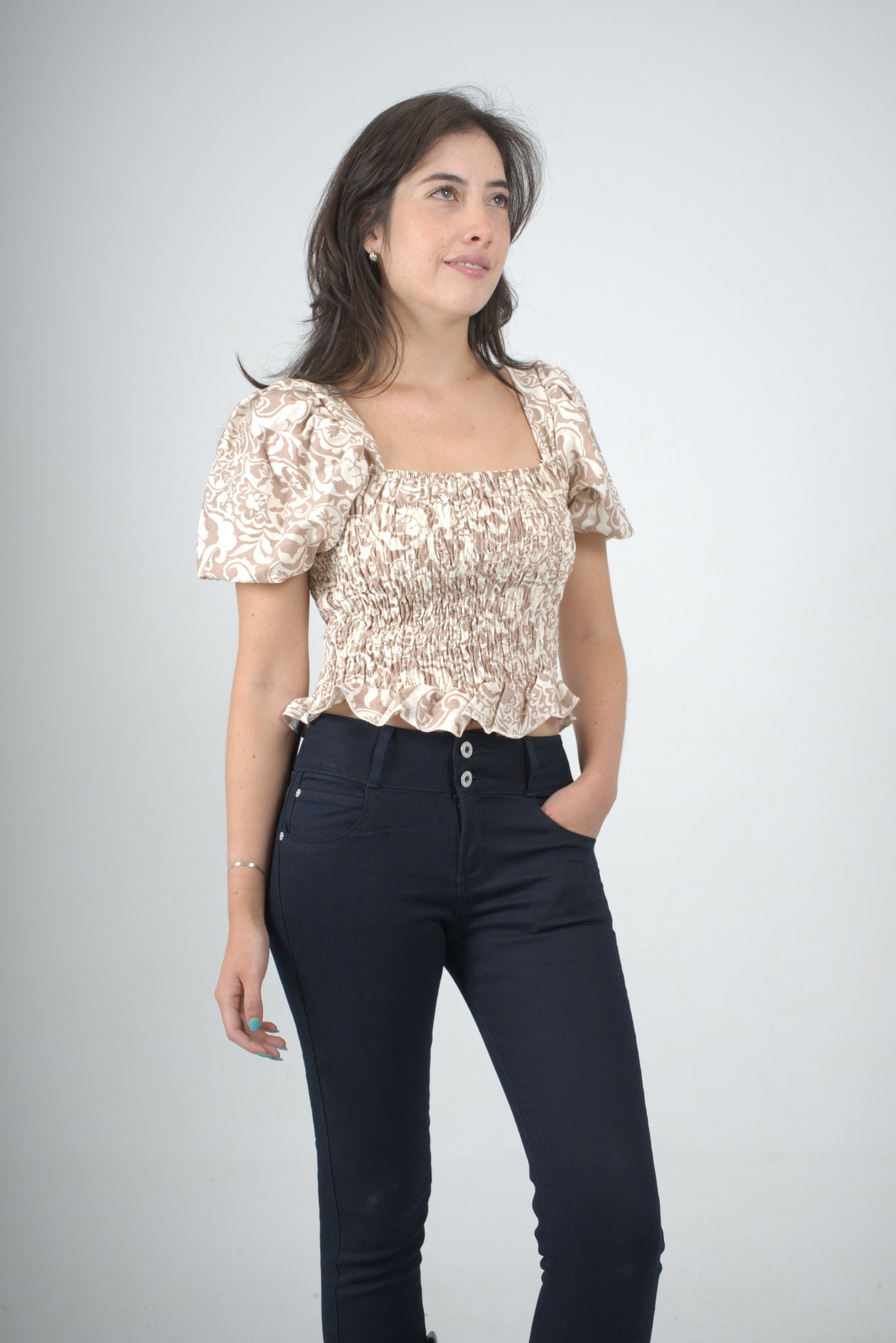 Blusa de flores beige para mujer