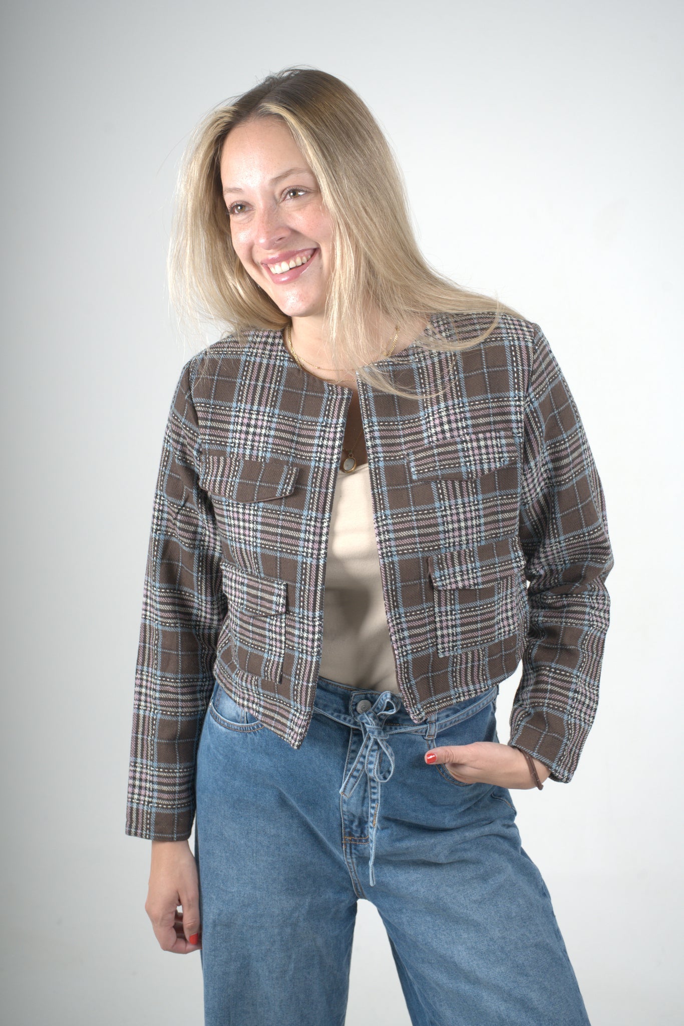 Blazer de cuadros café para mujer