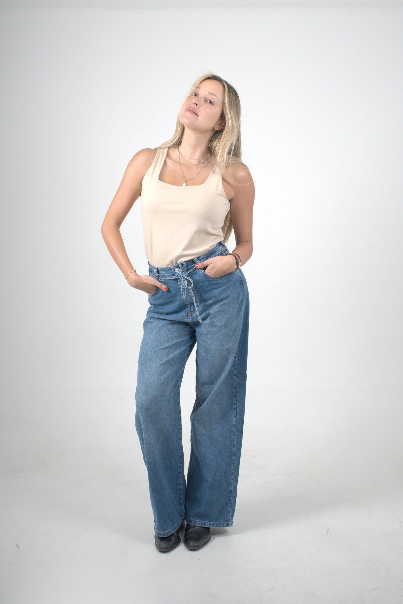 Blusa beige sin mangas para mujer