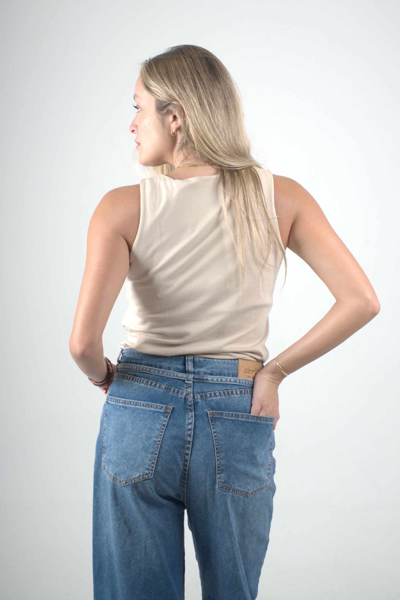 Blusa beige sin mangas para mujer