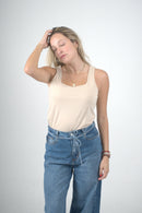Blusa beige sin mangas para mujer