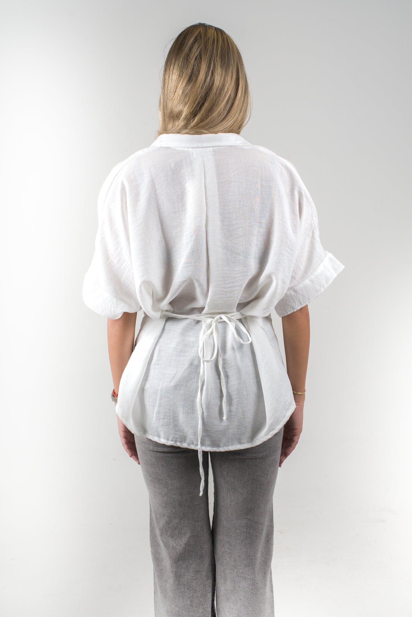 Blusa blanca de corte suelto para mujer