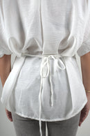 Blusa blanca de corte suelto para mujer