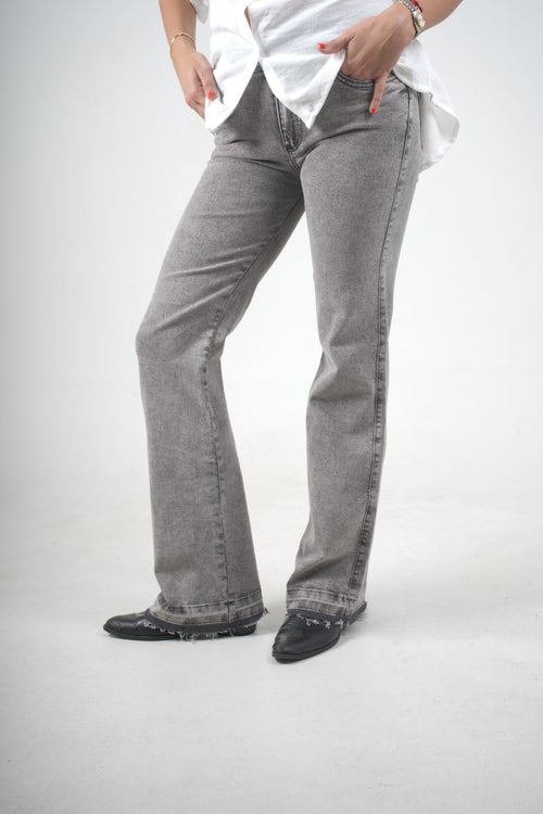 Jean gris de bota recta para mujer con fit favorecedor