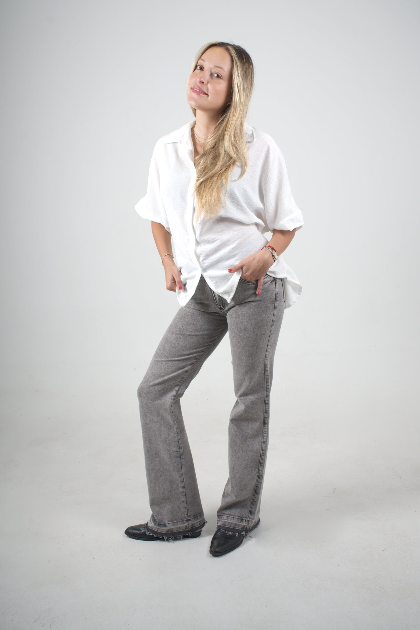 Jean gris de bota recta para mujer con fit favorecedor