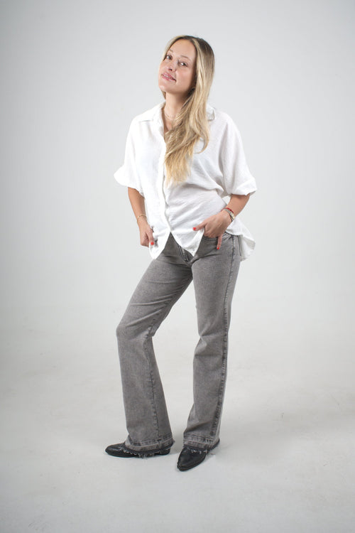 Jean gris de bota recta para mujer con fit favorecedor