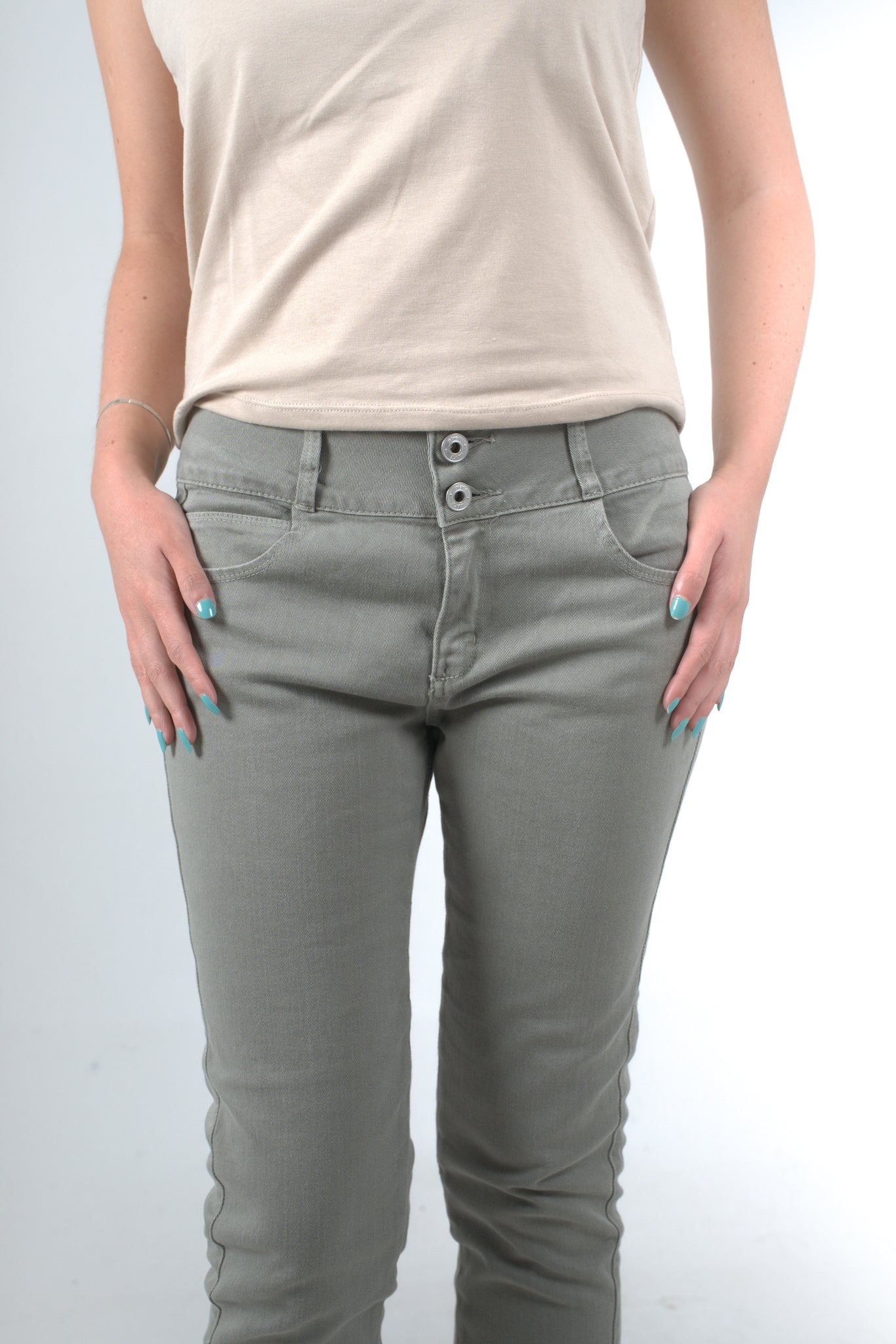 Pantalón verde oliva con estilo atemporal