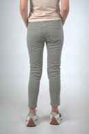 Pantalón verde oliva con estilo atemporal