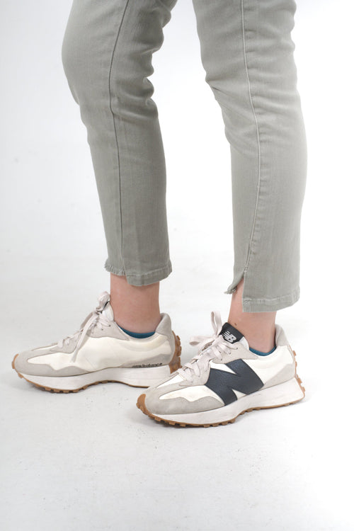 Pantalón verde oliva con estilo atemporal