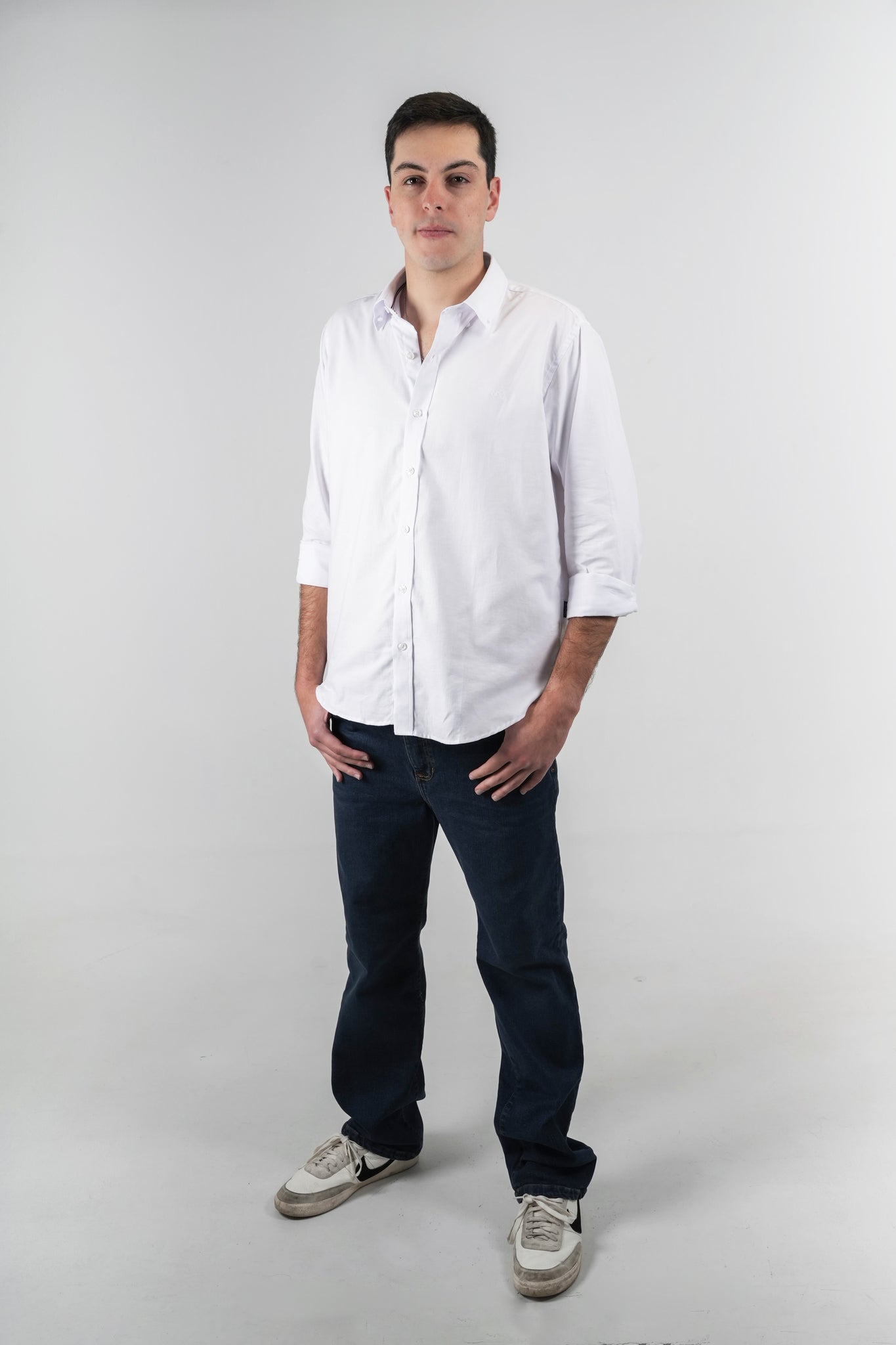 Camisa blanca para hombre